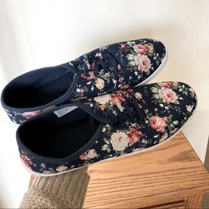 NWOT no brand floral sneaks:) 💐🌸🌷Size 10